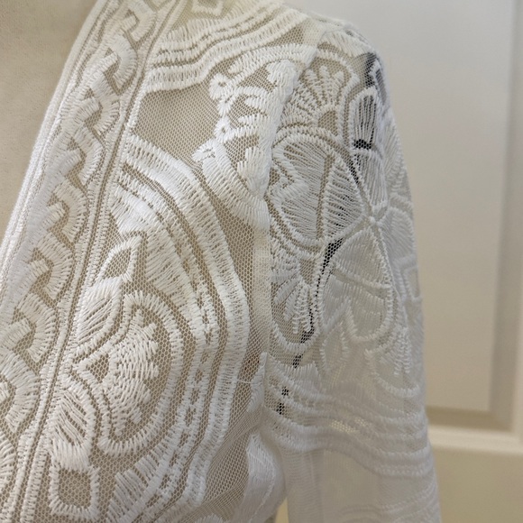 Elegant White Lace Kimono Robe - Medium - Picture 5 of 7